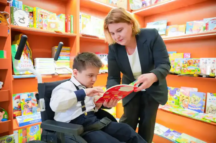 В Астане школам и библиотекам вручили цифровые учебные станции, работающие без интернета (7)