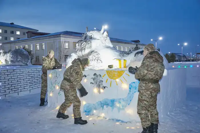Лёд, фантазия и тепло сердец: столичные гвардейцы создали новогодний городок (7)