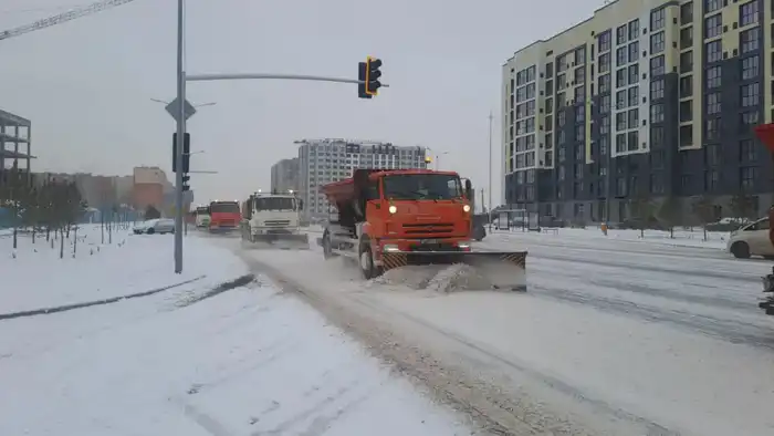 Обильный снегопад в Астане: коммунальные службы работают круглосуточно (10)