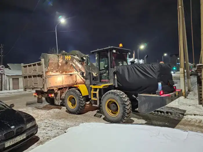 В Астане к уборке снега привлечено более 400 дорожных рабочих и около 1 000 единиц специальной техники (3)