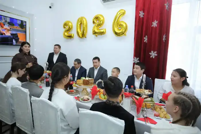 Аким Мангистауской области поздравил воспитанников детского дома с Новым годом (6)