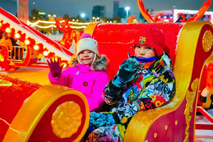 Более 40 новогодних ёлок одновременно зажгли в Астане (8)