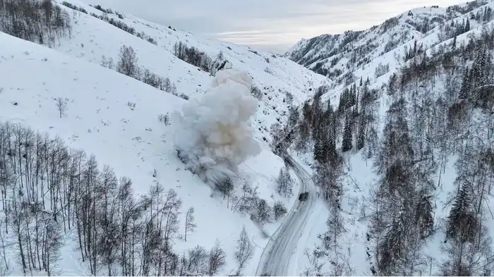 МЧС предупреждает о самопроизвольном сходе снежных лавин (2)