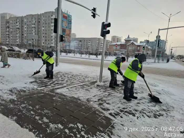 Более трех тысяч дорожных рабочих вышли на снегоуборочные работы в Астане (5)