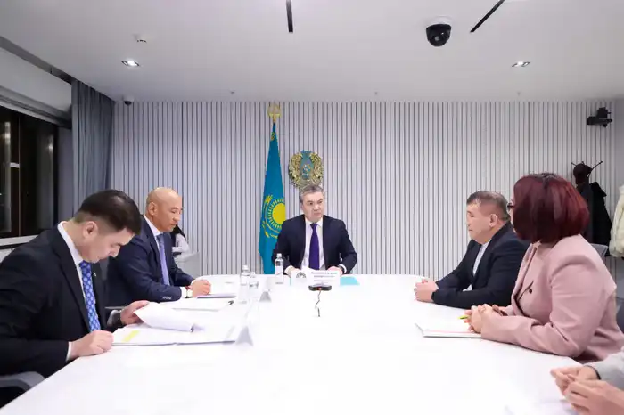 Министр промышленности и строительства РК Ерсайын Нагаспаев провёл приём граждан по личным вопросам на площадке Центра приёма граждан (6)