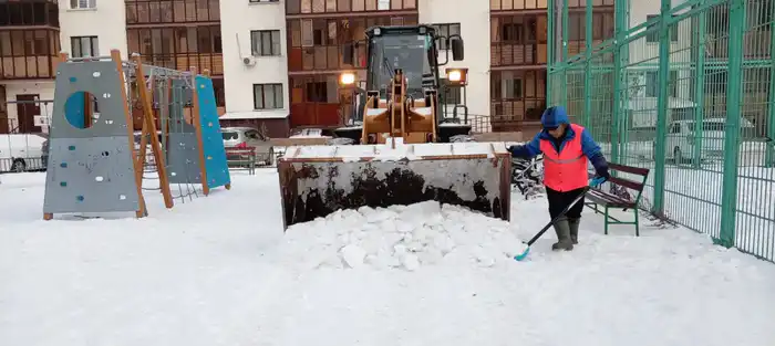 Более 3 000 дорожных рабочих задействованы в снегоуборочных работах в Астане (3)