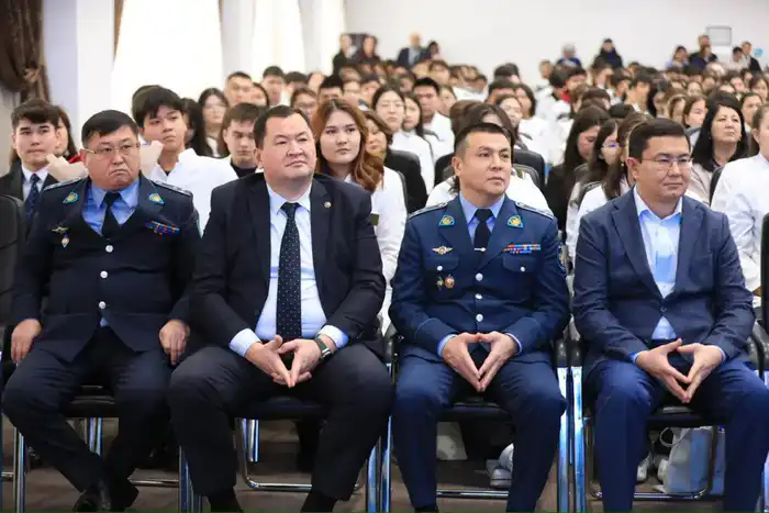 В Актобе авторы QazVac и эксперты в сфере медицины обсудили с будущими врачами национальные ценности (6)