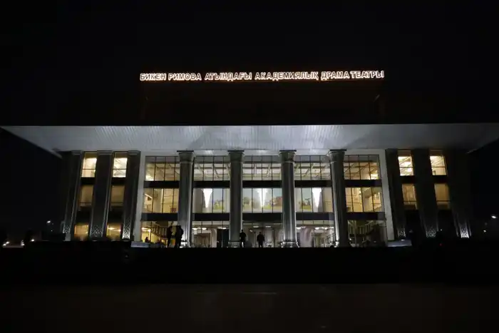 В Жетісу торжественно отметили присвоение академического статуса драматическому театру имени Бикен Римовой (8)