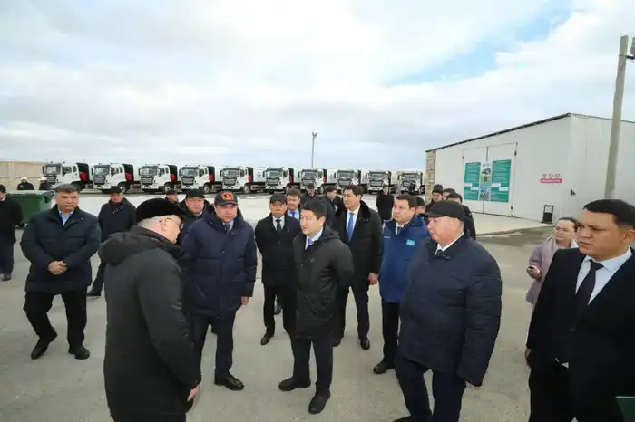 «Таза Қазақстан»: Аким области ознакомился с новой техникой для вывоза мусора (2)