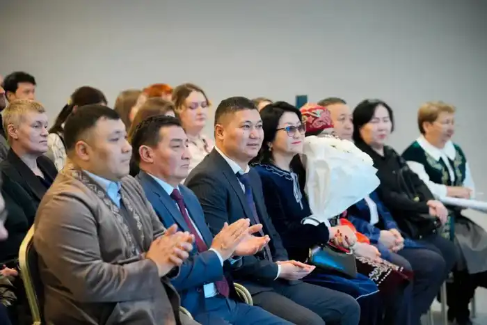 В Астане состоялась торжественная церемония вручения сертификатов слушателям курсов казахского языка (5)