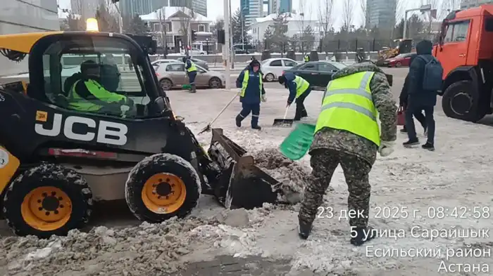 Около трех тысяч дорожных рабочих вышли на уборку снега в Астане (6)