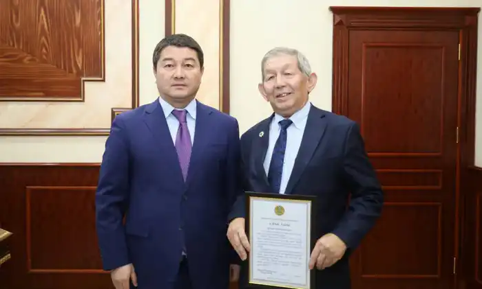 Нурдаулет Килыбай вручил государственные награды людям труда (3)