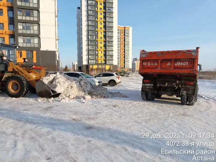 Почти 3 000 дорожных рабочих и свыше 1 400 единиц спецтехники задействованы в снегоуборочных работах в Астане (8)