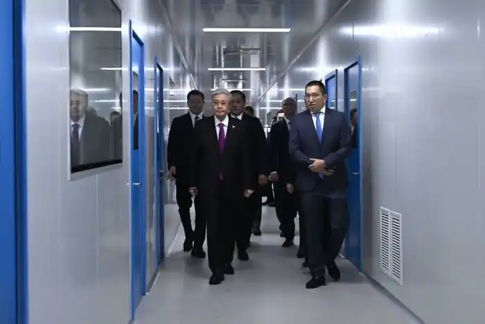 Глава государства ознакомился с деятельностью фармацевтических предприятий Жамбылской области (5)