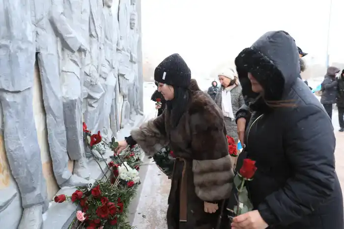 В День Независимости актюбинцы возложили цветы к мемориальному комплексу «Азаттықтың ақ таңы» (7)