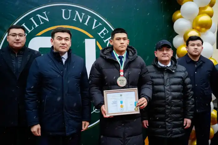 В Астане открылась спортивная воркаут-зона для молодежи (3)