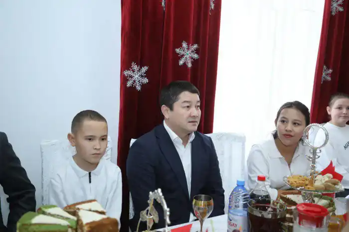 Аким Мангистауской области поздравил воспитанников детского дома с Новым годом (2)