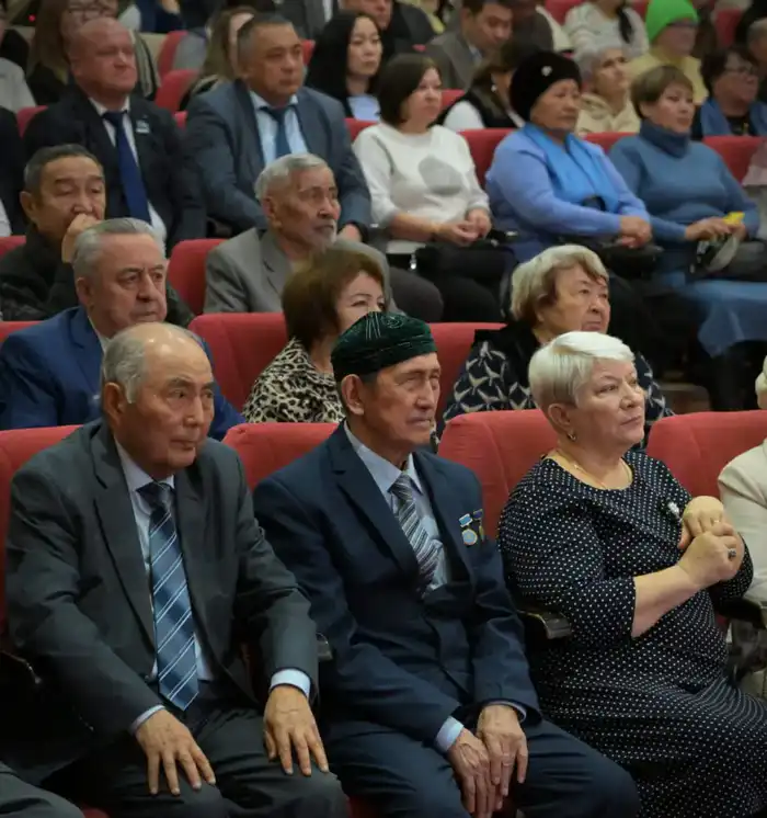 Аким Павлодарской области Асаин Байханов провел встречу с жителями Аксу: в центре внимания — вопросы развития города (3)