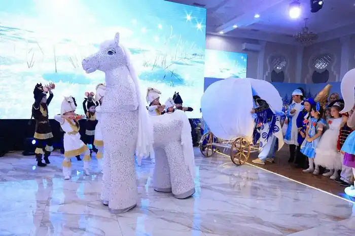 200 детей поздравили в Карагандинской области на Президентской ёлке (4)