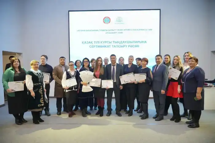В Астане состоялась торжественная церемония вручения сертификатов слушателям курсов казахского языка (9)