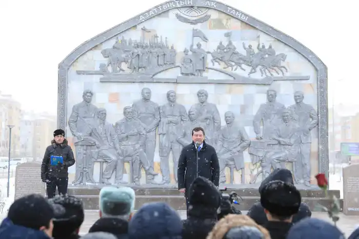 В День Независимости актюбинцы возложили цветы к мемориальному комплексу «Азаттықтың ақ таңы» (4)