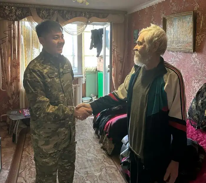 Әділет Жамбыл и спасенный сосед. Фото пресс-службы ПС КНБ