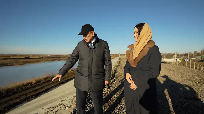 Аким СКО показывает дамбу в селе Тепличном