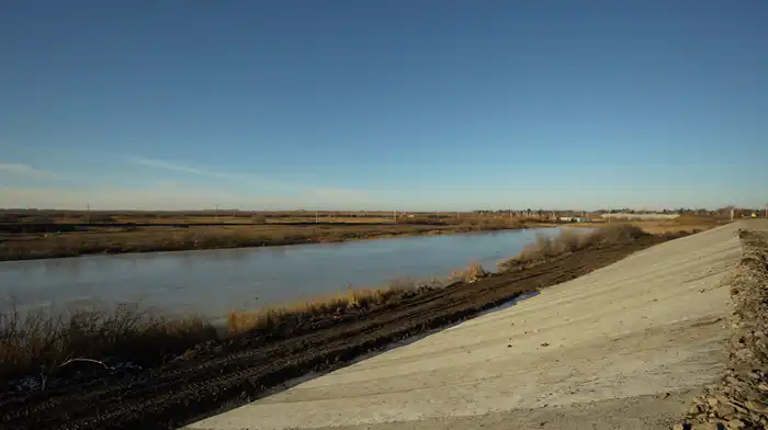 Дамба в селе Тепличном