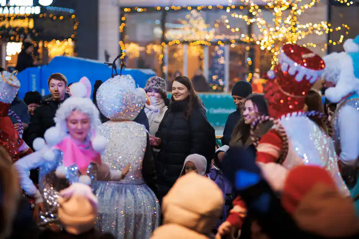 Фигуристы на катке