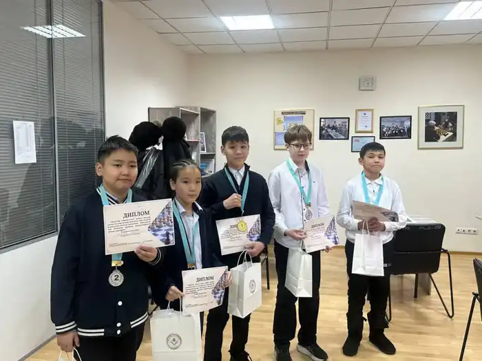 В Астане состоялась товарищеская встреча по шахматам среди пенсионеров и школьников (5)