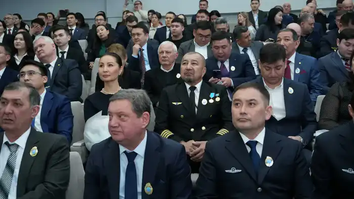 Пилот авиаотряда МЧС награждён нагрудным знаком «Құрметті авиатор» (3)