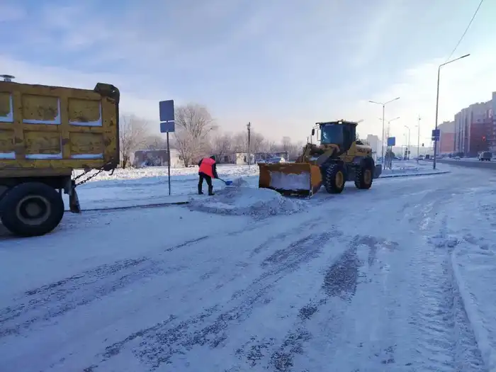 Около двух тысяч единиц спецтехники заняты в уборке снега в Астане (2)