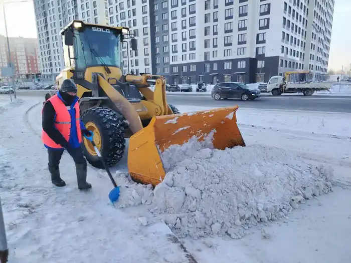 Около двух тысяч единиц спецтехники заняты в уборке снега в Астане (3)