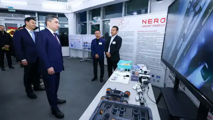 Олжас Бектенов проверил исполнение поручений Президента по развитию высокотехнологичных производств на территории СЭЗ «ПИТ «Алатау» в Алматы (5)