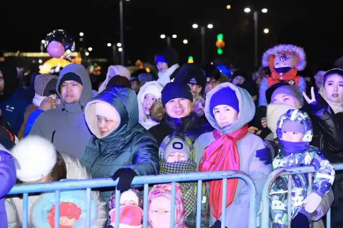 Актюбинцы массово и ярко встретили Новый год на главной площади города (6)