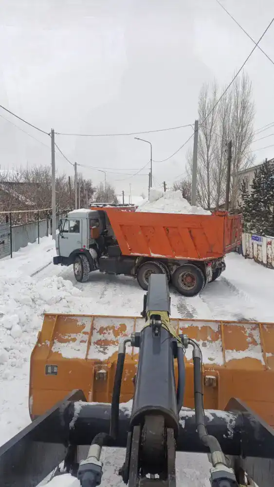 Свыше 3 тысяч рабочих и более 1800 единиц техники: в Астане продолжается круглосуточная очистка от снега (2)