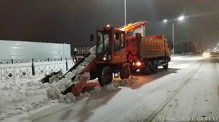 Более 3 000 дорожных рабочих и около 2 000 единиц спецтехники заняты в снегоуборочных работах в Астане (7)