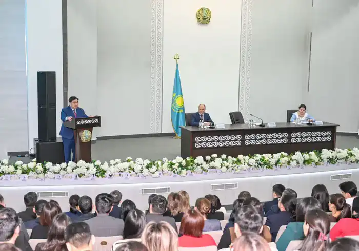 Дархан Жазыкбай обсудил развитие госслужбы с сотрудниками министерств транспорта, промышленности и строительства РК (3)