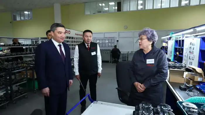 Олжас Бектенов проверил исполнение поручений Президента по развитию высокотехнологичных производств на территории СЭЗ «ПИТ «Алатау» в Алматы (2)