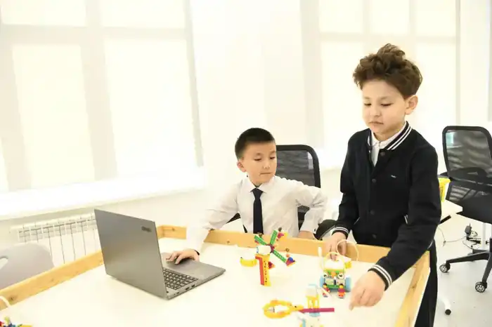 Воспитание, знания и искусственный интеллект: особое мероприятие прошло в столичной школе (8)