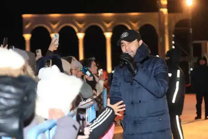 Актюбинцы массово и ярко встретили Новый год на главной площади города (9)