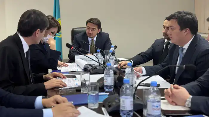 В рамках реализации поручений Главы государства и мероприятий Года цифровизации и IT Заместитель Премьер-министра — министр искусственного интеллекта и цифрового развития Жаслан Мадиев провел рабочее совещание, посвященное цифровой трансформации системы здравоохранения (4)