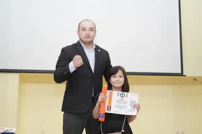 Церемонию вручения поясов юным каратистам провели в столичной школе (2)