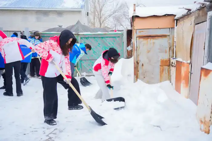 Столичные волонтеры помогли одиноким пенсионерам с уборкой снега (4)