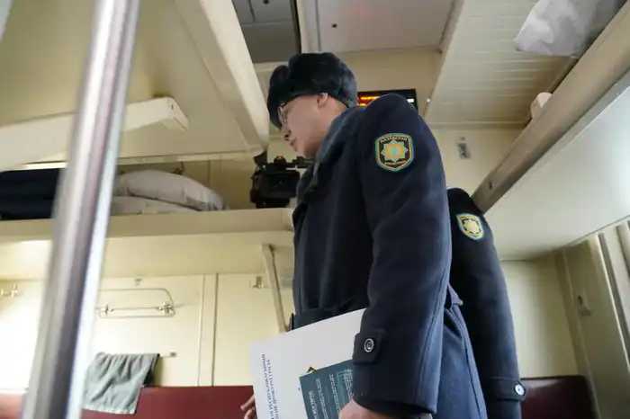 «Закон и порядок»: в Астане прошла акция «Приемная на колесах» (5)