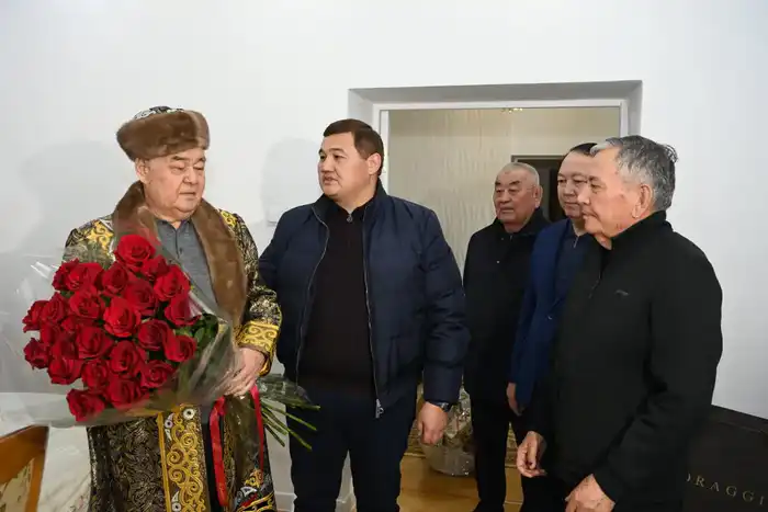 Поздравили деятеля с двойным праздником (2)