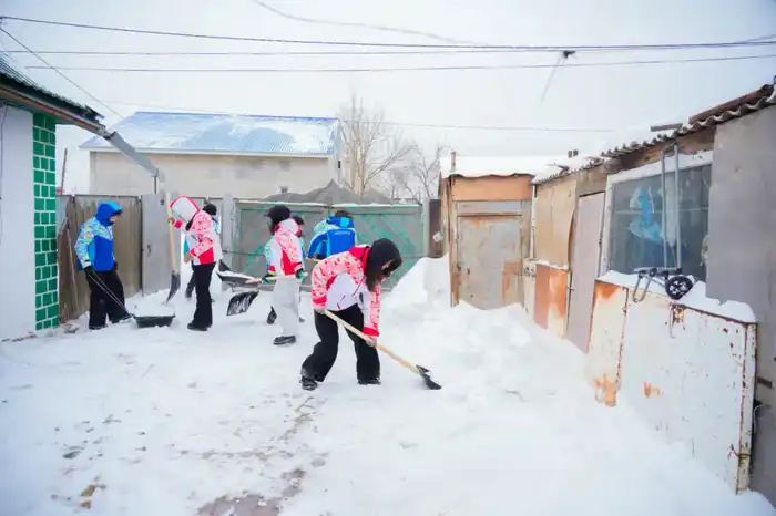 Столичные волонтеры помогли одиноким пенсионерам с уборкой снега (7)