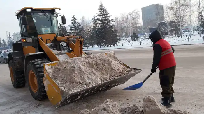 Более 1,2 тысячи единиц спецтехники задействуют в уборке снега в Астане (9)