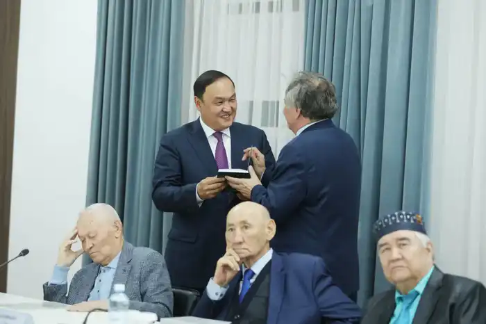 Ербол Карашукеев встретился с представителями интеллигенции (4)