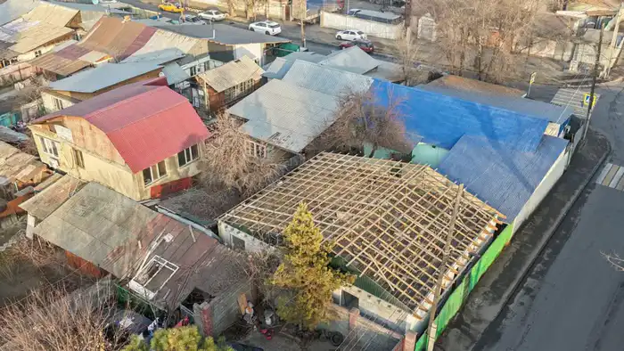 В Алматы снесли очередной незаконный объект (3)
